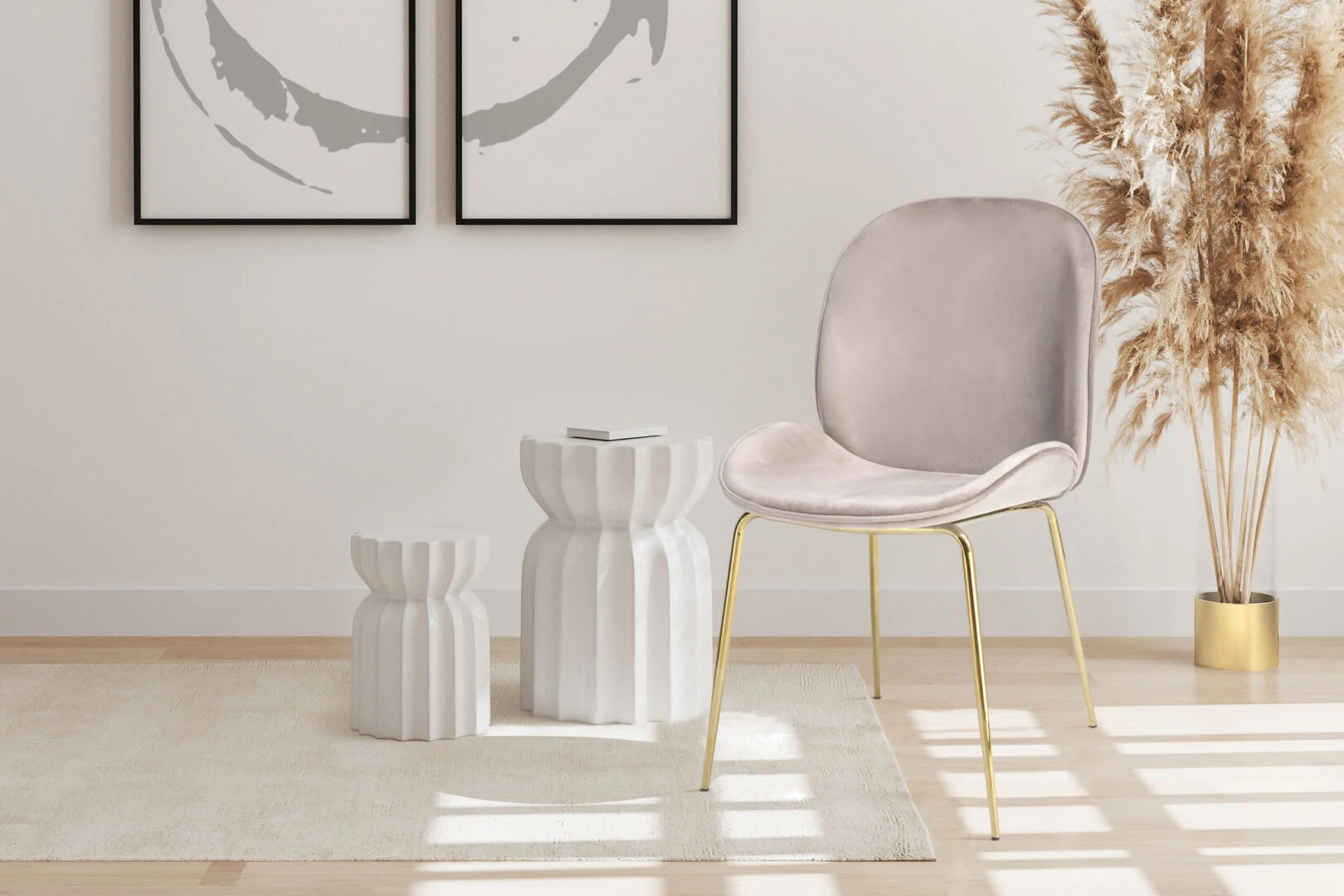 Stoel Charlize Beige Messing set van 2 van Nieuwe Sfeer in een sfeervolle woonkamer setting.