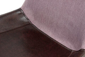 Stoel Evergreen Violet Donkerbruin: Detail van donkerbruin leer en violet stof | Nieuwe Sfeer