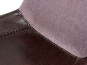 Stoel Evergreen Violet Donkerbruin: Detail van donkerbruin leer en violet stof | Nieuwe Sfeer
