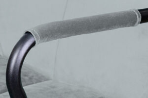 Stoel Eaden 200 Grijs detail: grijze stoffen bekleding op een metalen frame.