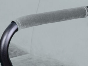 Stoel Eaden 200 Grijs detail: grijze stoffen bekleding op een metalen frame.