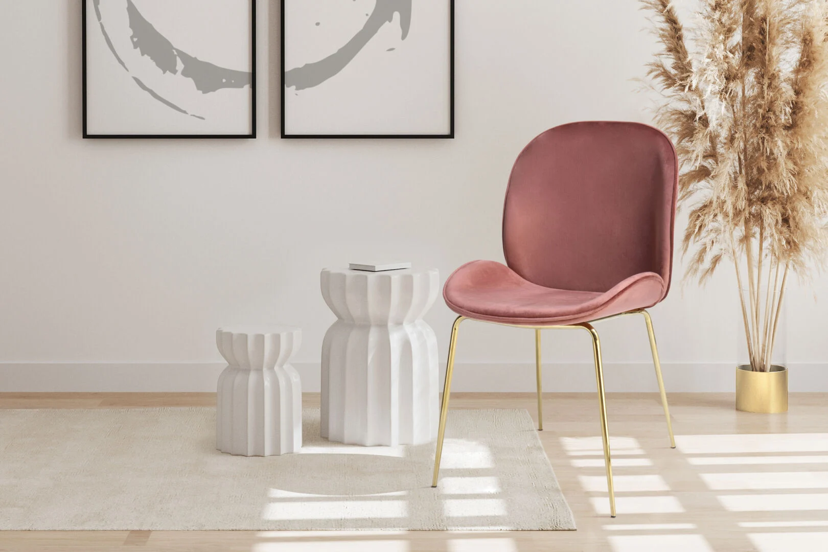 Stoel Charlize Oudroze Messing: Roze velvet stoel met gouden poten naast twee witte accent tafels.