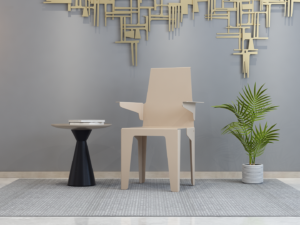 Piramidestoel Design Metaal | Nieuwe Sfeer: Stijlvolle stoel met bijzettafel en plant tegen een grijze achtergrond.