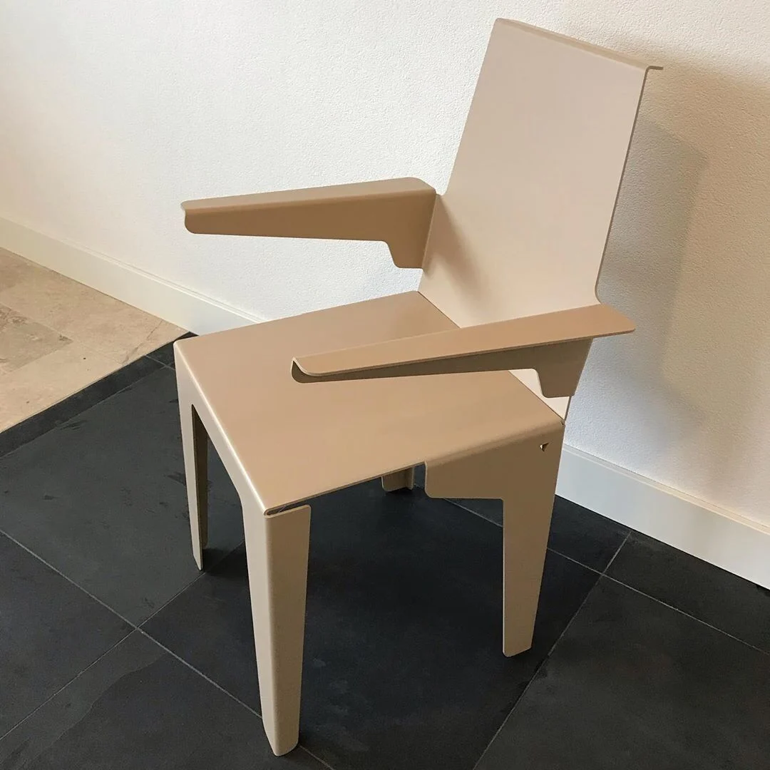 Piramidestoel Design Metaal van Nieuwe Sfeer: Stijlvolle metalen designstoel.