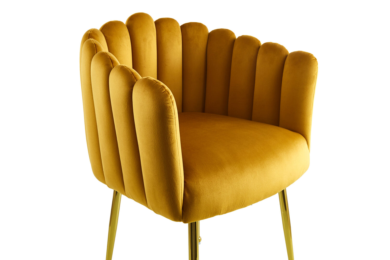 Stoel Muna 100 Lichtoranje Fluweel: Gouden velvet stoel met gebogen rugleuning en gouden poten.