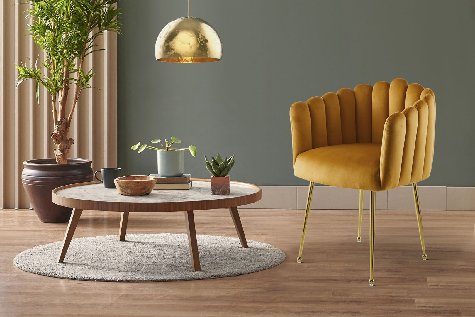 Stoel Muna 100 Lichtoranje Fluweel. Licht oranje velvet stoel met gouden poten in een stijlvolle interieursetting.