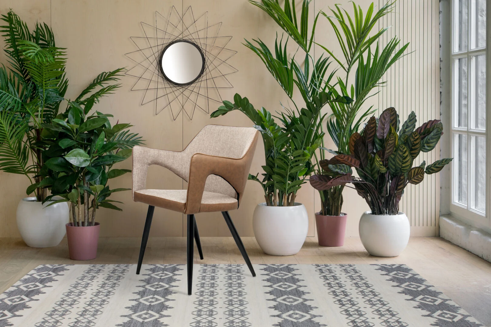 Stoel Palina 100 Beige Stof: stijlvolle stoel met beige stof en bruine accenten, onderdeel van de Nieuwe Sfeer collectie.