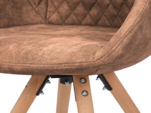 Stoel Chadwick Bruin: close-up van bruine stoel met diamantstiksels en houten poten.