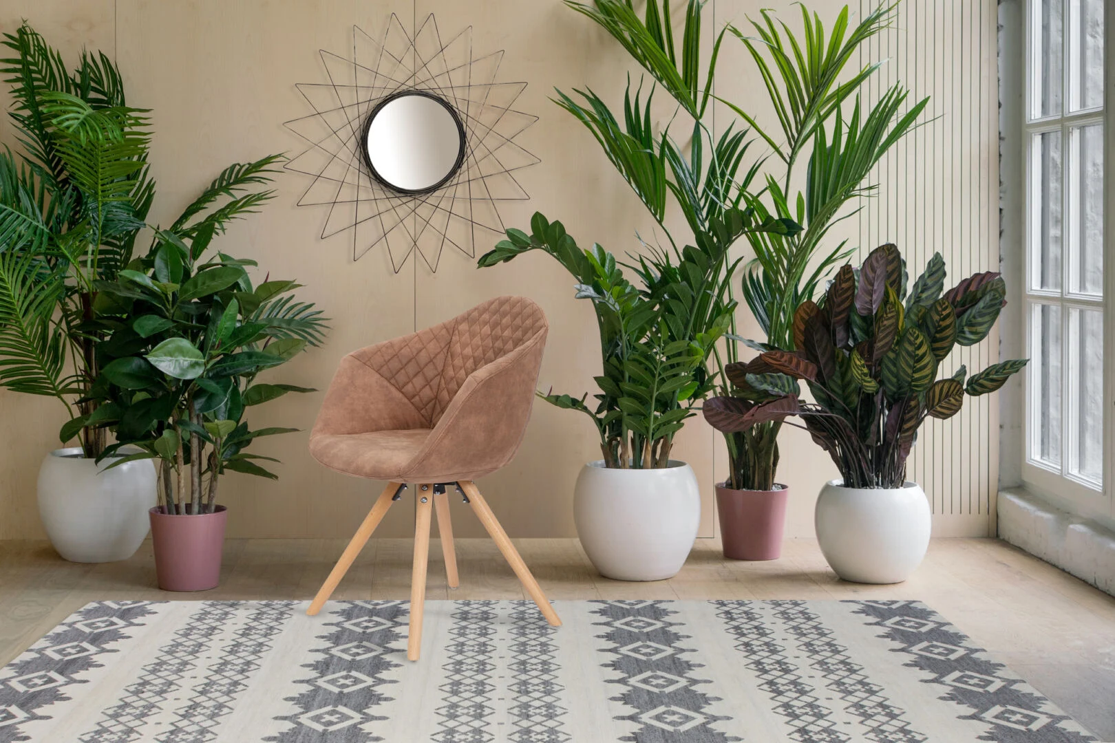Stoel Chadwick Bruin Set van 2 van Nieuwe Sfeer, omringd door planten.