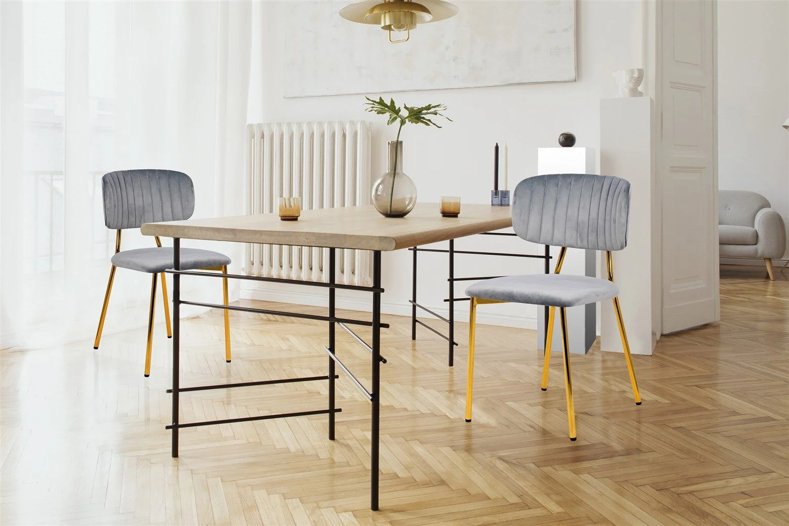 Stoel Kian 100 Grijs Set van 2: Grijze velvet stoelen aan een houten eettafel.