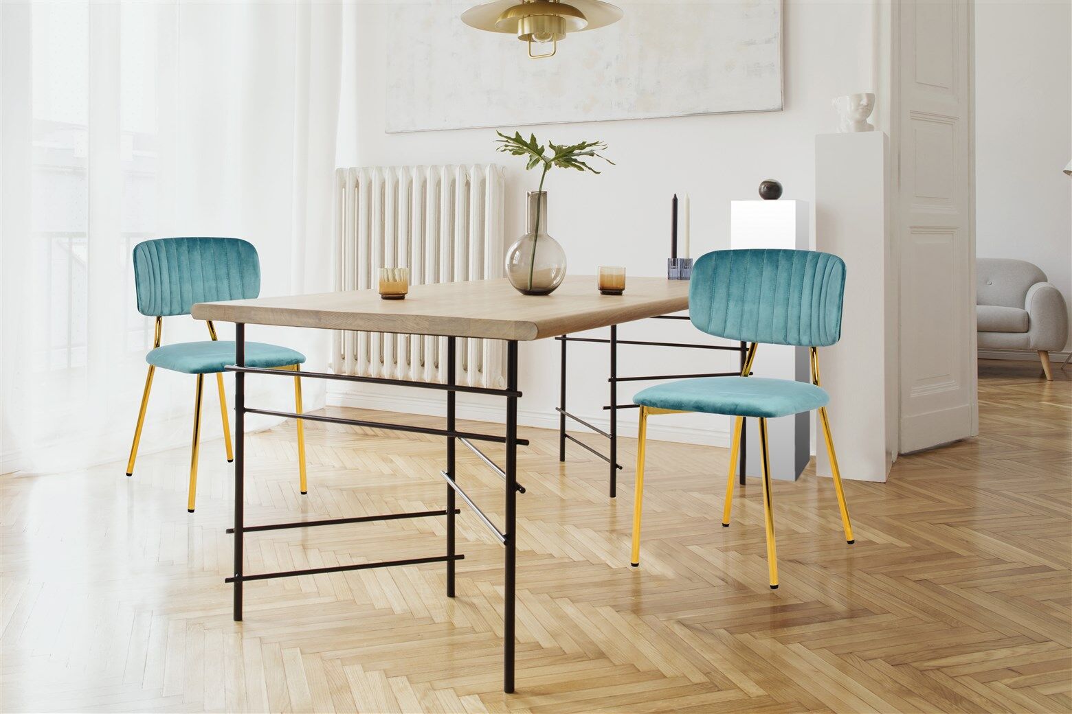 Stoel Kian 100 Mint Set van 2: Twee teal velvet stoelen in een sfeervolle eetkameropstelling.