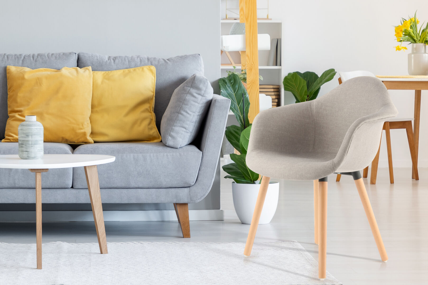 Stoel Winston 300 Beige: Stijlvolle beige stoel met houten poten in een lichte woonkamer.