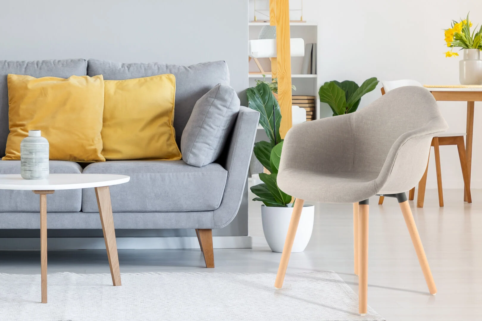 Stoel Winston 300 Beige: Stijlvolle beige stoel met houten poten in een lichte woonkamer.