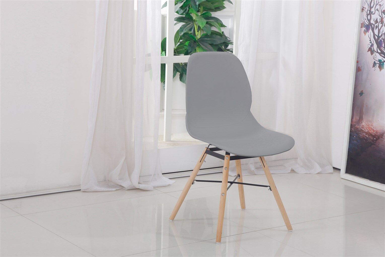 Stoel Amy Grijs: Grijze stoel met houten poten, onderdeel van de "Nieuwe Sfeer" set van 2.