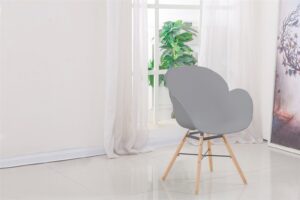 Stoel Amalia Grijs: grijze design stoel van Nieuwe Sfeer bij een raam.