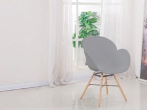 Stoel Amalia Grijs: grijze design stoel van Nieuwe Sfeer bij een raam.