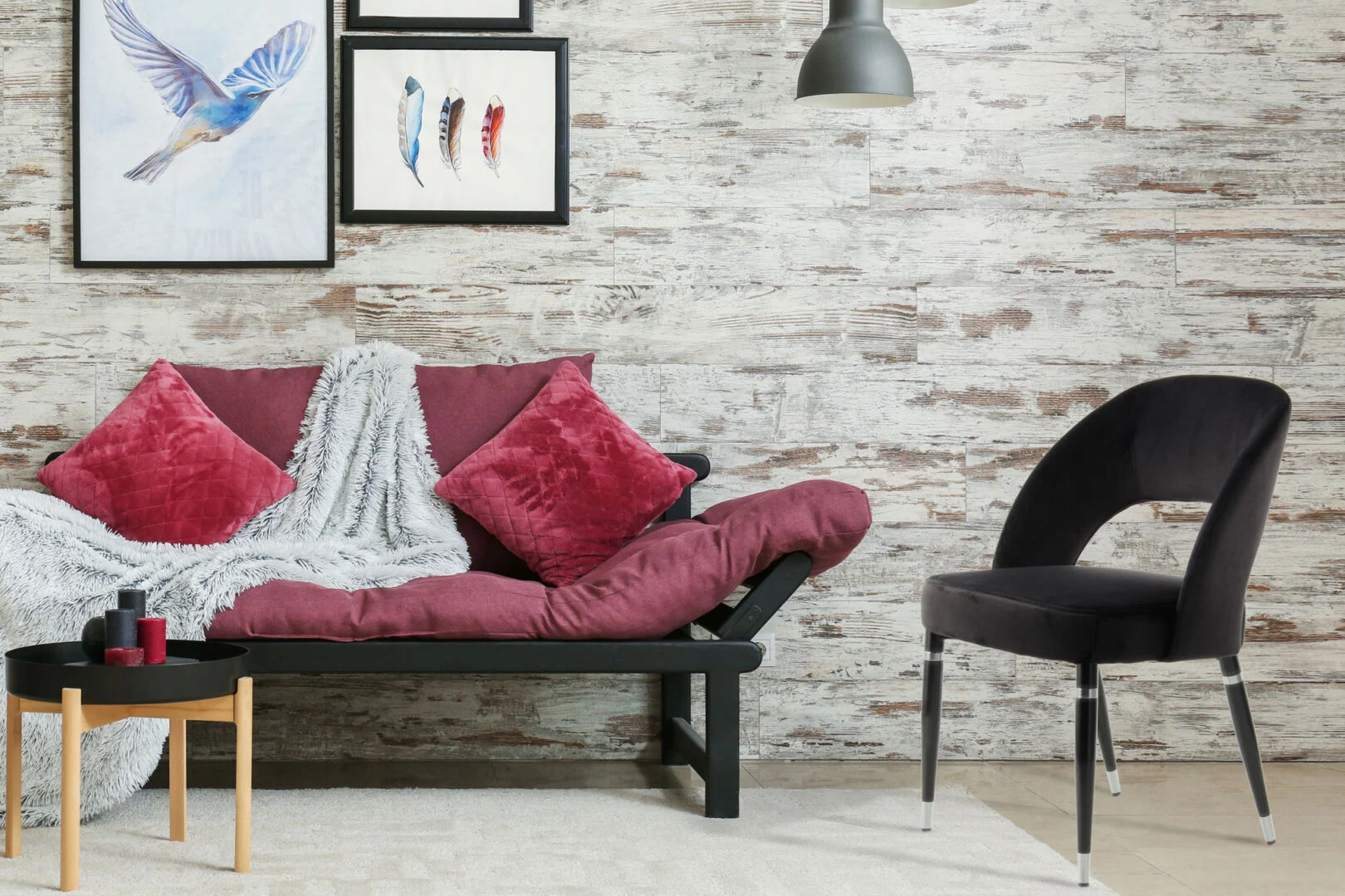 Stoel Courtney 500 Zwart Zilver: Zwarte velvet stoel met zilveren poten in een sfeervolle woonkamer setting.
