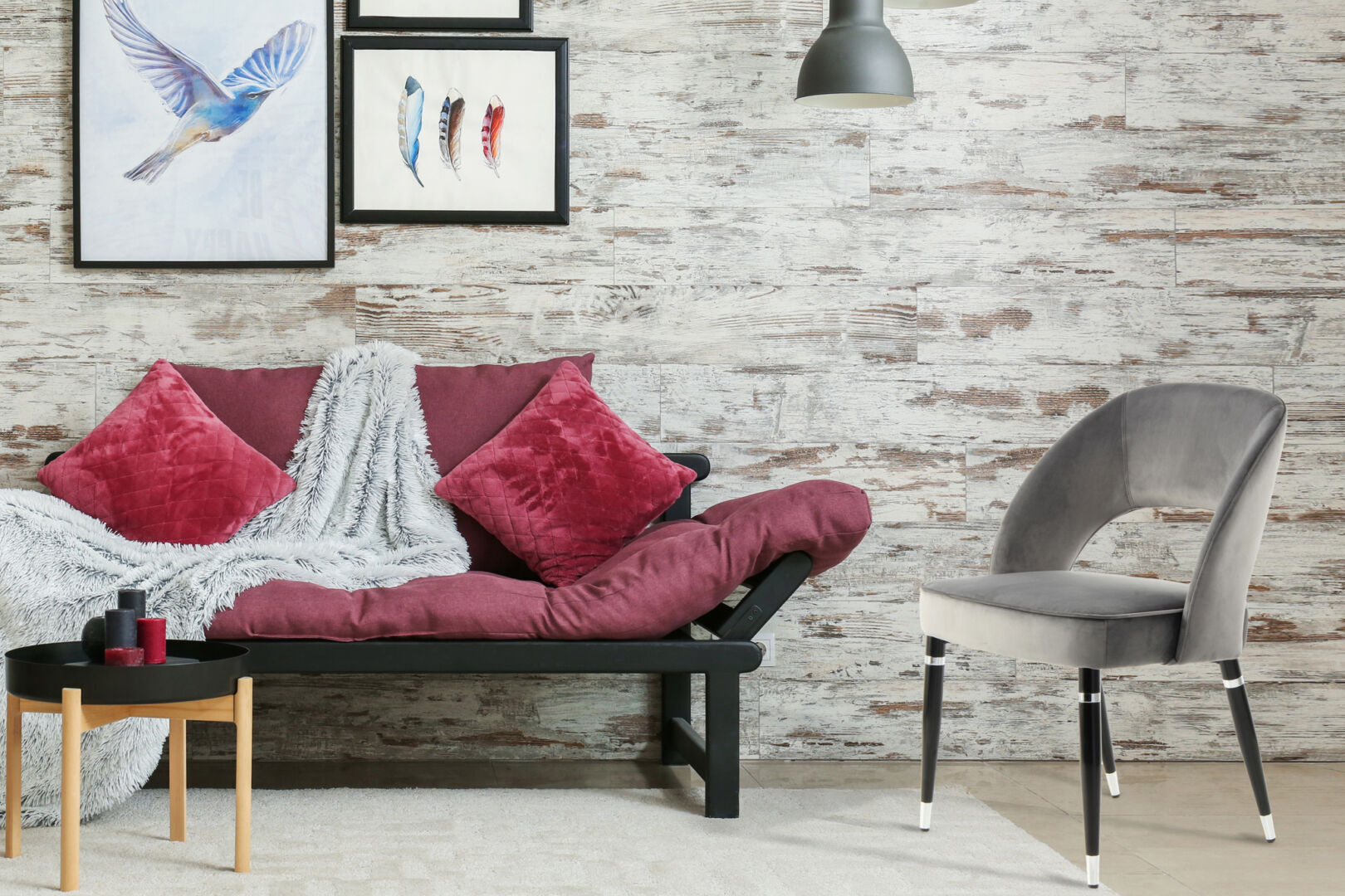 Stoel Courtney 500 Grijs Zilver: Grijze velvet stoel in een sfeervolle woonkamer setting.