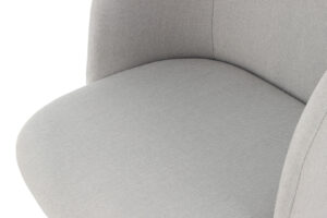 Stoel Celina Grijs: Detailopname van de grijze zitting en rugleuning.