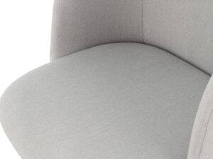Stoel Celina Grijs: Detailopname van de grijze zitting en rugleuning.