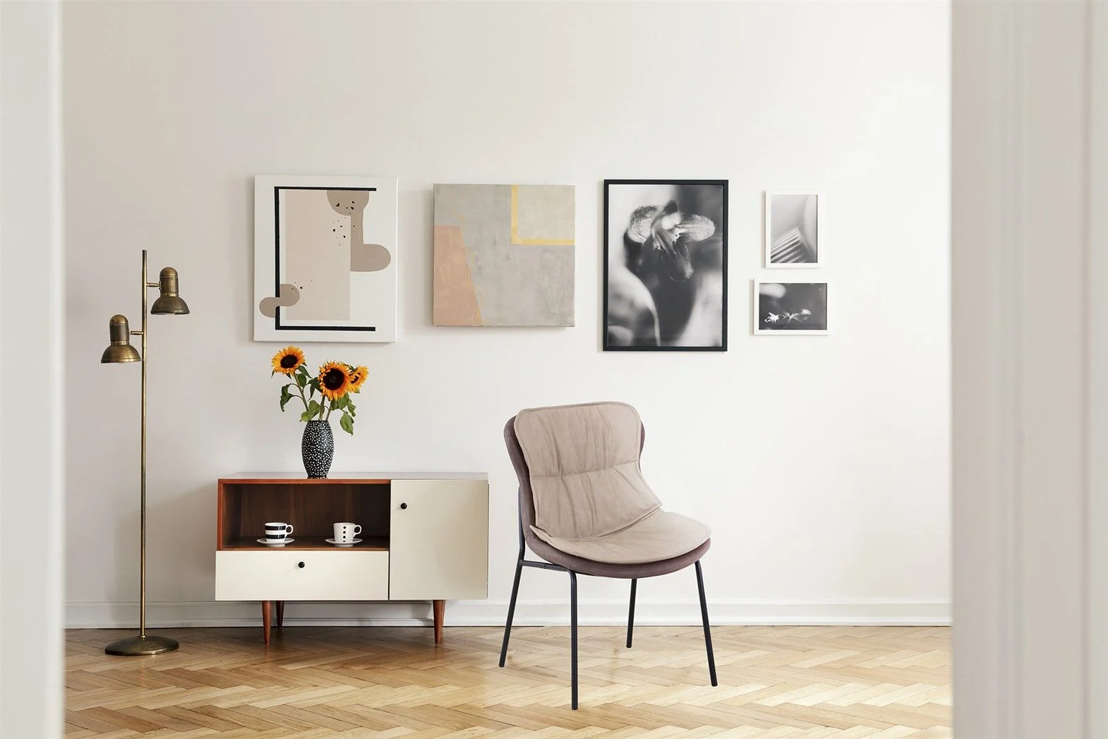 Stoel Brady 200 Beige Lichtbruin van Nieuwe Sfeer in een stijlvolle interieursetting.