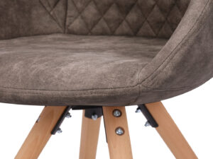 Stoel Chadwick Grijs Bruin: Close-up van grijze bruine stoel met houten poten en gewatteerde zitting.