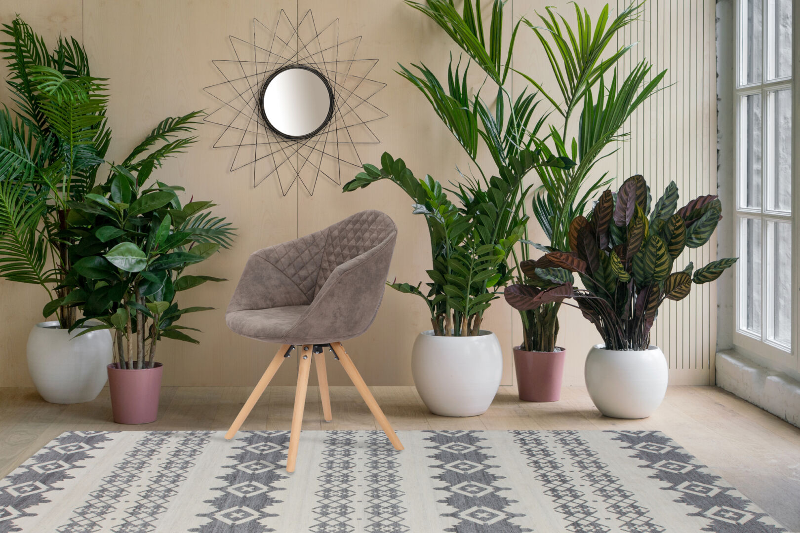 Stoel Chadwick Grijs Bruin: Grijze stoel met houten poten in een sfeervolle interieursetting.