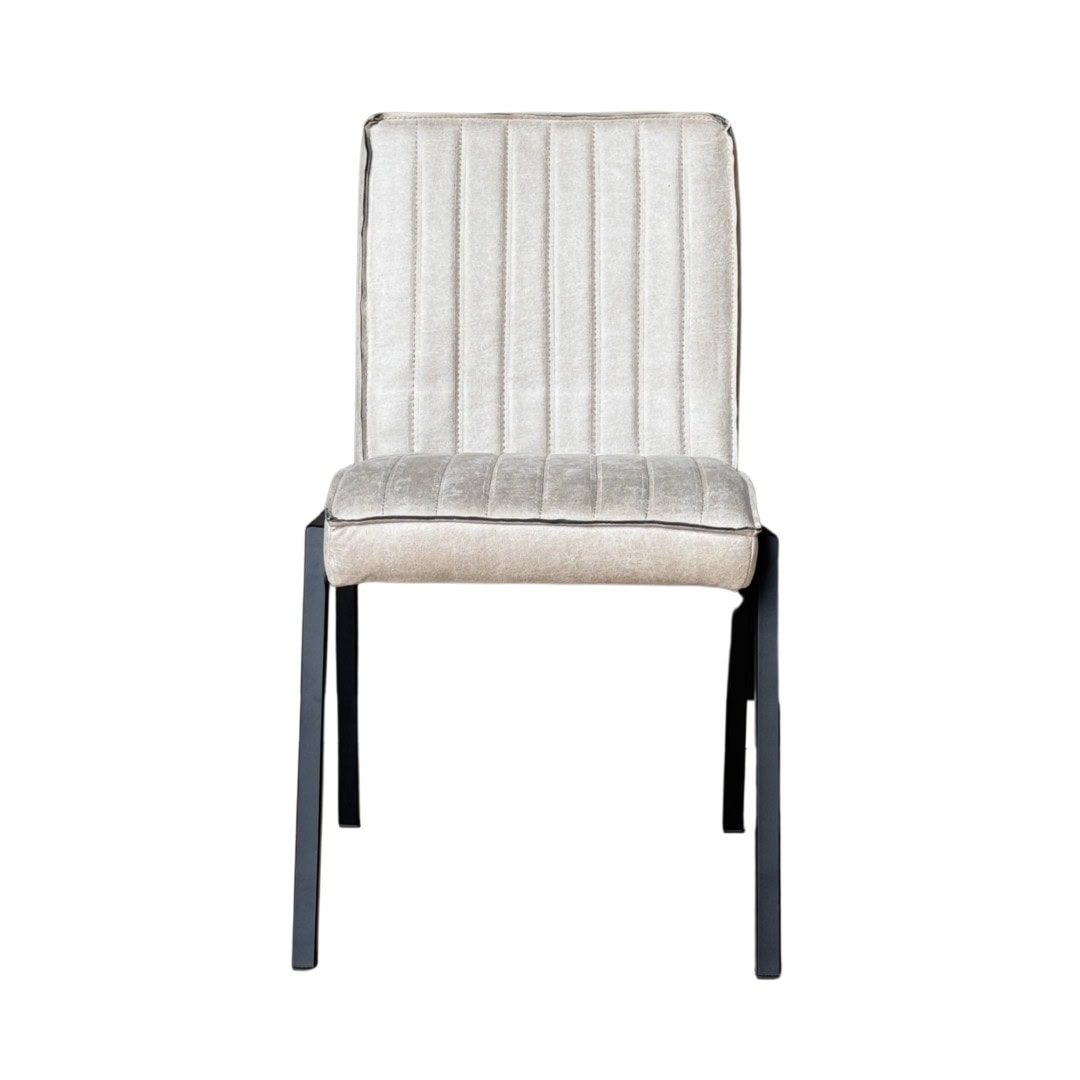 Eetkamerstoel Tivoli Bull Beige Leer: beige leren stoel met verticale stiksels en zwart metalen poten.