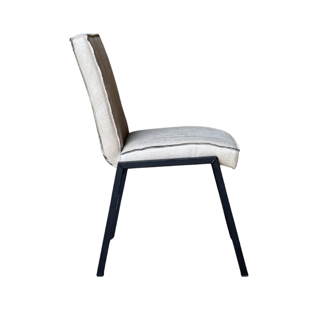 Eetkamerstoel Tivoli Bull Beige Leer | Nieuwe Sfeer: Beige leren stoel met zwart metalen frame.