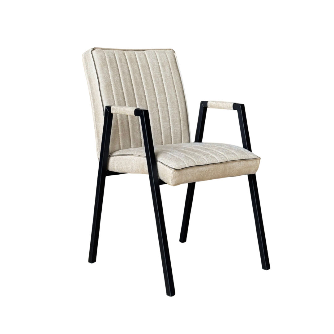 Eetkamerstoel Tivoli Bull Beige Leer Armloos: beige gestoffeerde stoel met zwart metalen frame van Nieuwe Sfeer