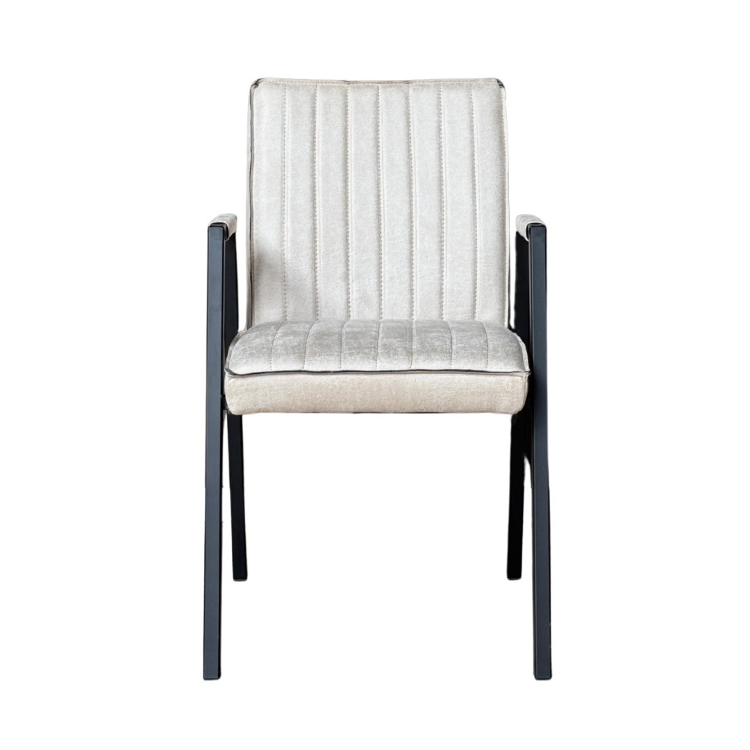 Eetkamerstoel Tivoli Bull Beige Leer Armloos: beige gestoffeerde stoel met donkergrijs frame van Nieuwe Sfeer.
