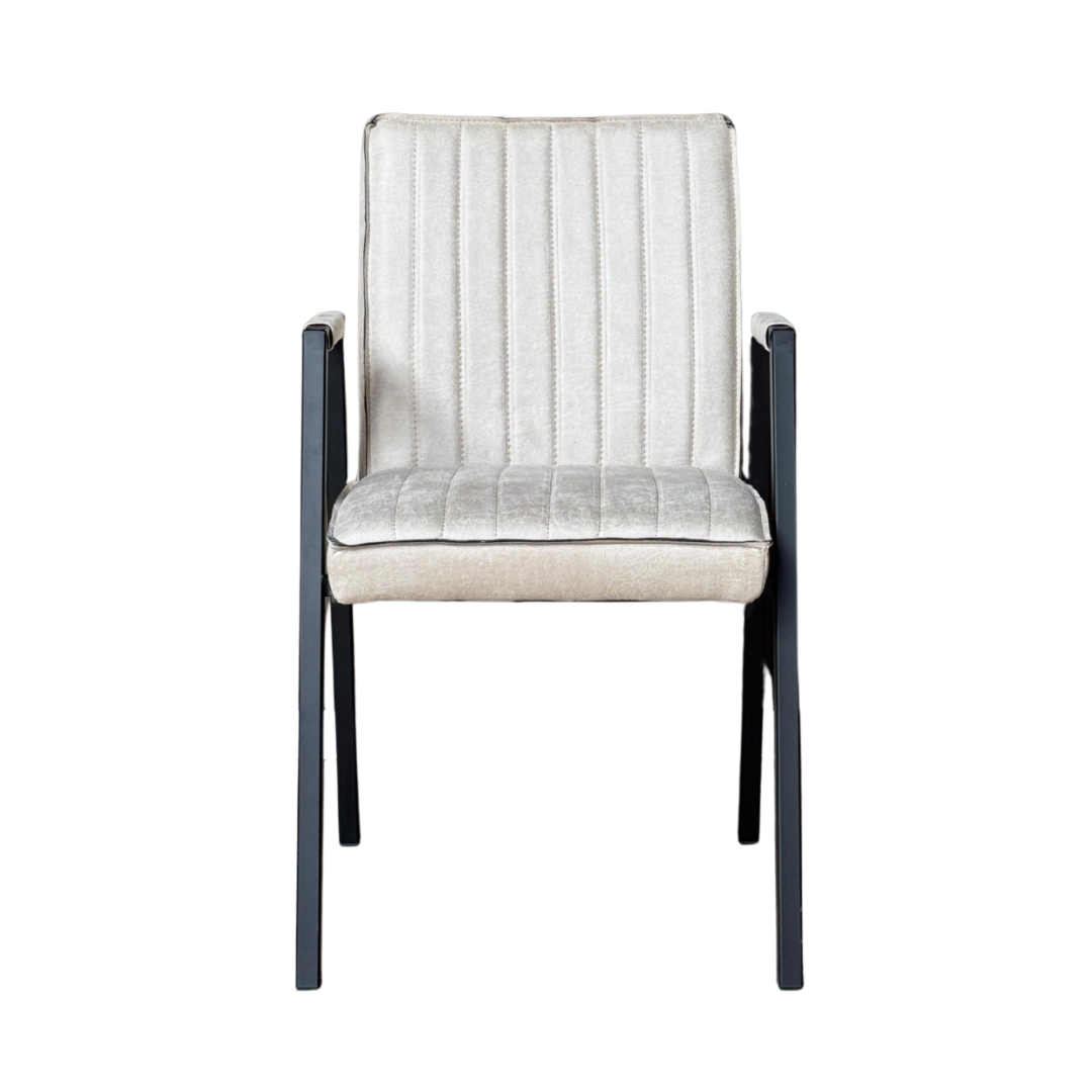 Eetkamerstoel Tivoli Bull Beige Leer Armloos: beige gestoffeerde stoel met donkergrijs frame van Nieuwe Sfeer.