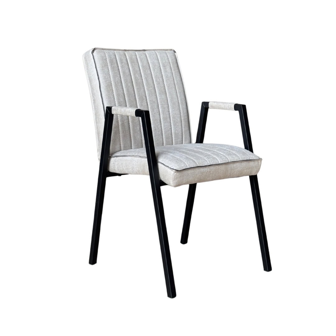 Eetkamerstoel Tivoli Bull Beige Leer Armloos: gestreepte eetkamerstoel met zwart metalen frame.