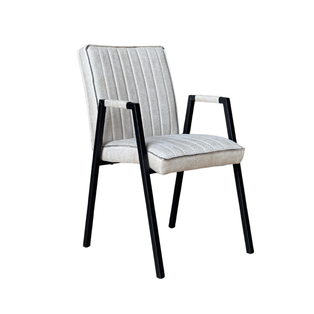 Eetkamerstoel Tivoli Bull Beige Leer Armloos: gestreepte eetkamerstoel met zwart metalen frame.