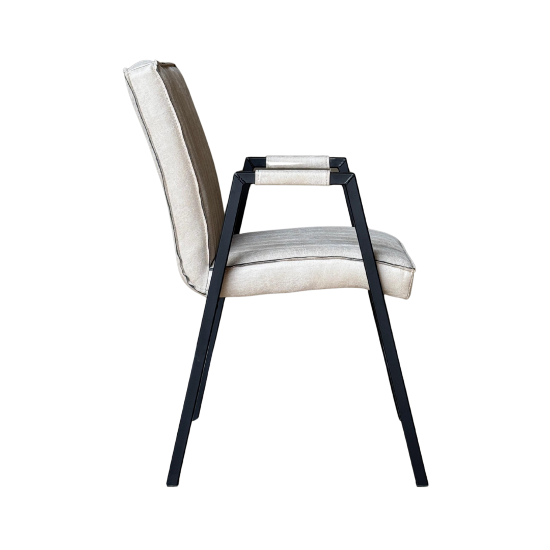 Eetkamerstoel Tivoli Bull Beige leer armloos: beige stoel met zwart metalen frame