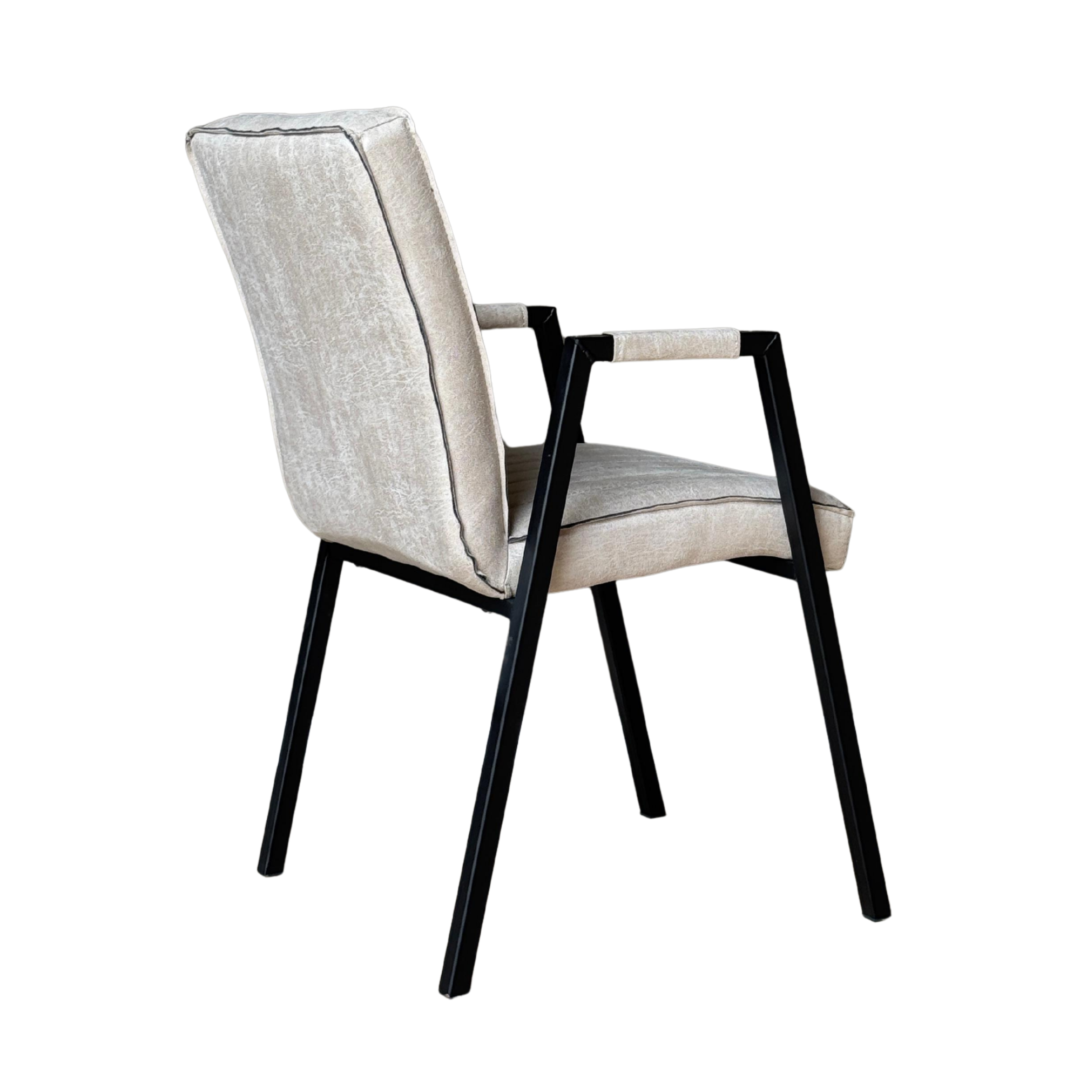 Eetkamerstoel Tivoli Bull Beige: beige leren eetkamerstoel met armleuning en zwart frame.