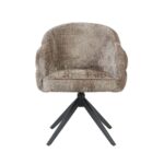 Eetkamerstoel Bella Klei Zwart Metaal: Draaifauteuil met een zitting van kleikleurige stof en een zwart metalen onderstel.