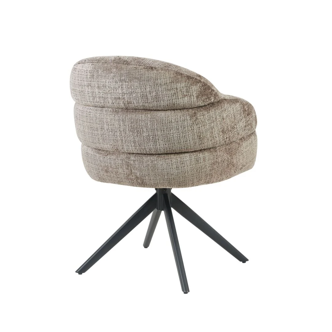 Eetkamerstoel Bella Klei Zwart Metaal: beige draaistoel met horizontale tufting en zwart metalen onderstel.