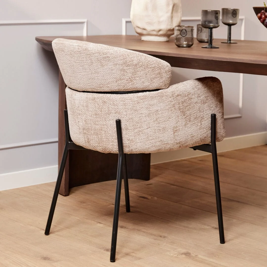 Otis Eetkamerstoel Beige van Nieuwe Sfeer: beige stoffen eetkamerstoel met zwart metalen poten.
