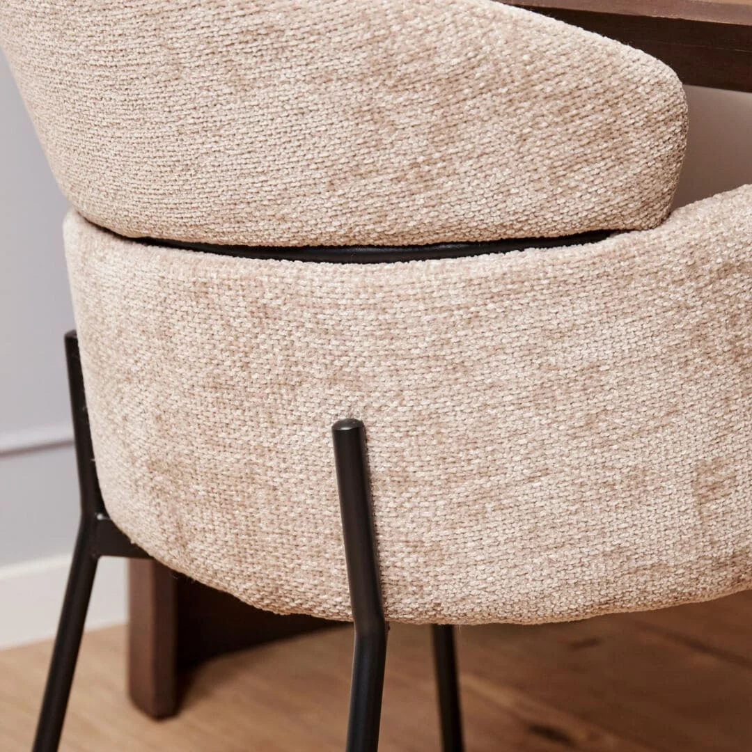 Otis Eetkamerstoel Beige: Beige gestoffeerde eetkamerstoel met zwarte metalen poten.