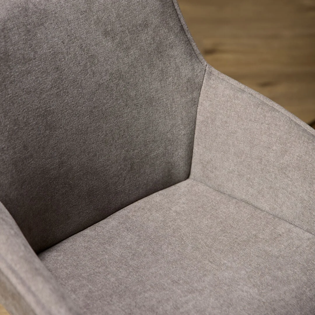 Eetkamerstoel Mees Taupe van Nieuwe Sfeer, detailopname van de stoffering.