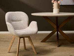 Eetkamerstoel Jesse Beige van Nieuwe Sfeer: comfortabele stoel met houten poten.