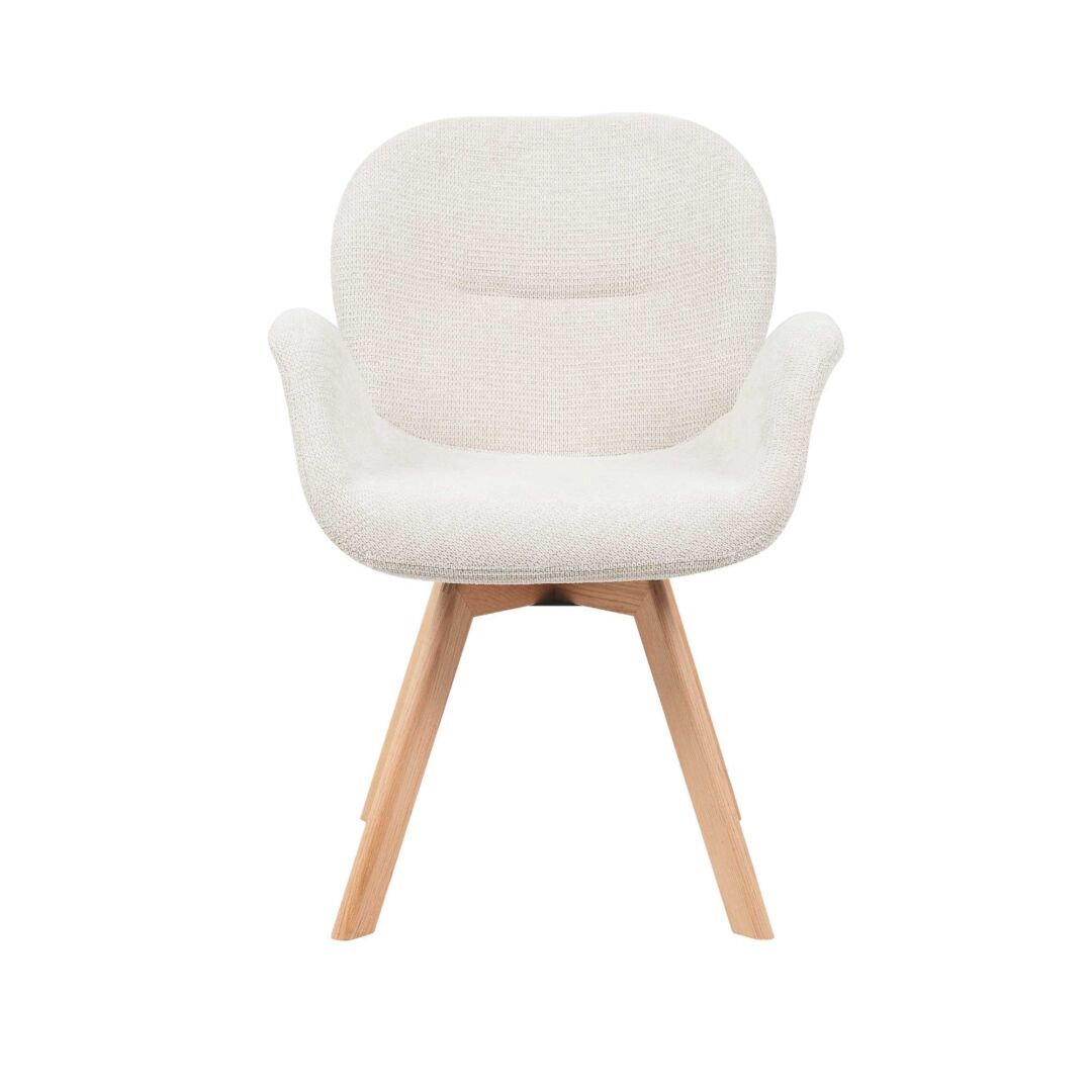 Eetkamerstoel Jesse Beige van Nieuwe Sfeer: beige stoffen stoel met houten poten.