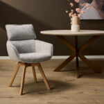 Eetkamerstoel Jona Taupe | Nieuwe Sfeer: Taupe kleurige eetkamerstoel met houten poten