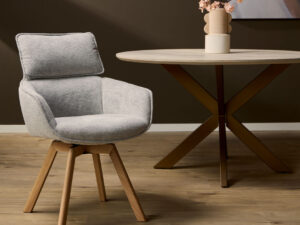 Eetkamerstoel Jona Taupe | Nieuwe Sfeer: Taupe kleurige eetkamerstoel met houten poten