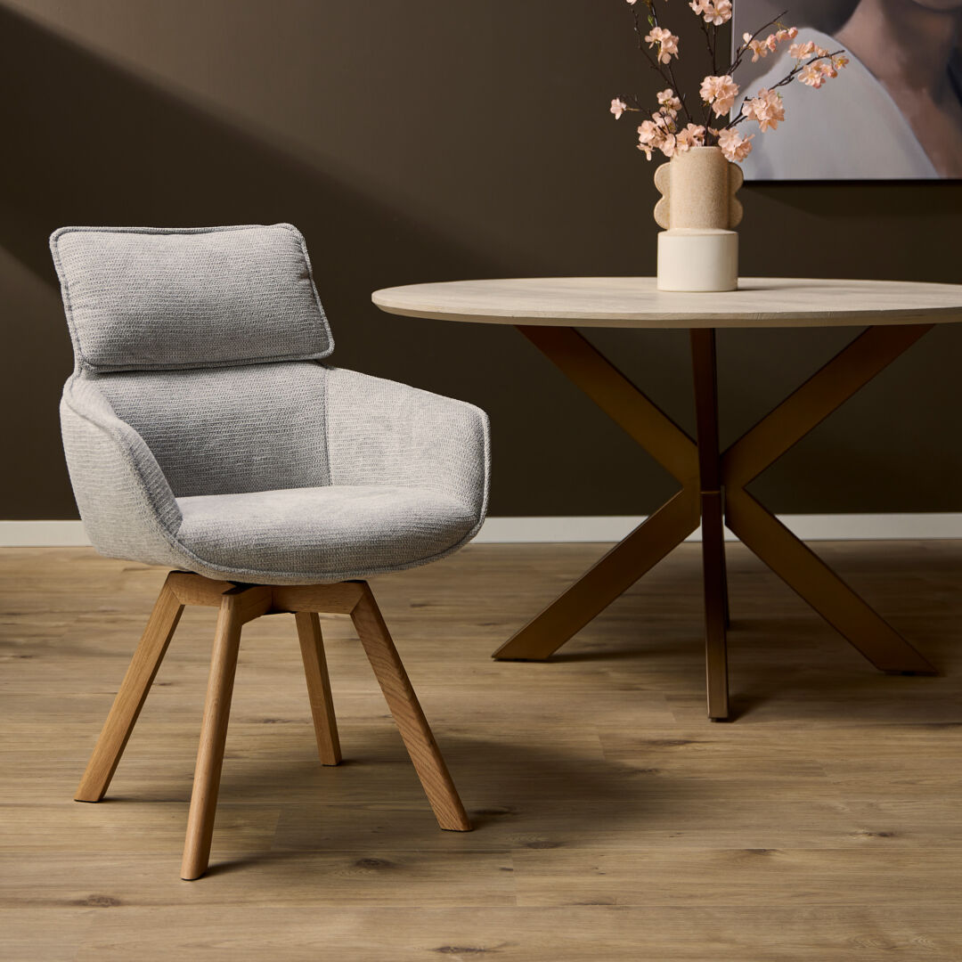 Eetkamerstoel Jona Taupe | Nieuwe Sfeer: Taupe kleurige eetkamerstoel met houten poten