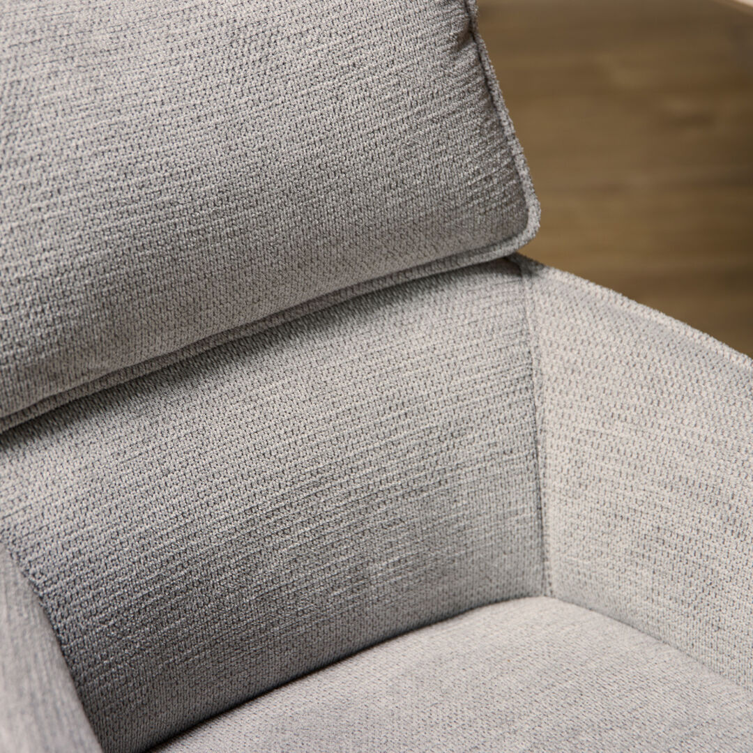 Eetkamerstoel Jona Taupe: detailopname van de lichtgrijze stoel met hoofdsteun van Nieuwe Sfeer.