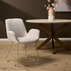 Eetkamerstoel Evan Zand | Nieuwe Sfeer: Stijlvolle zandkleurige eetkamerstoel met comfortabele zitting en modern design.