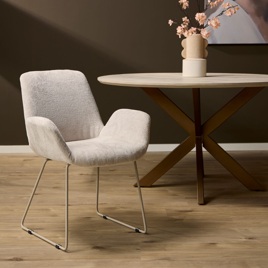 Eetkamerstoel Evan Zand | Nieuwe Sfeer: Stijlvolle zandkleurige eetkamerstoel met comfortabele zitting en modern design.
