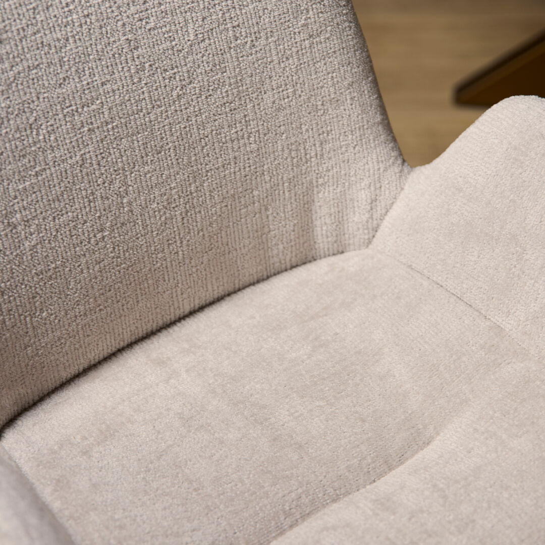 Close-up Eetkamerstoel Evan Zand | Nieuwe Sfeer, beige stof met textuur.